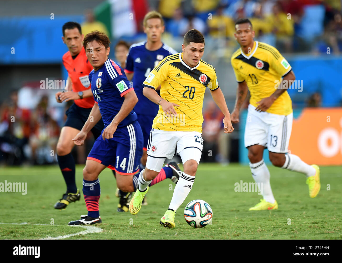 Soccer - FIFA World Cup 2014 - Group C - Japan v Colombia - Arena Pantanal. Japan's Toshihiro Aoyama battles for the ball with Colombia's Juan Quinero Stock Photo