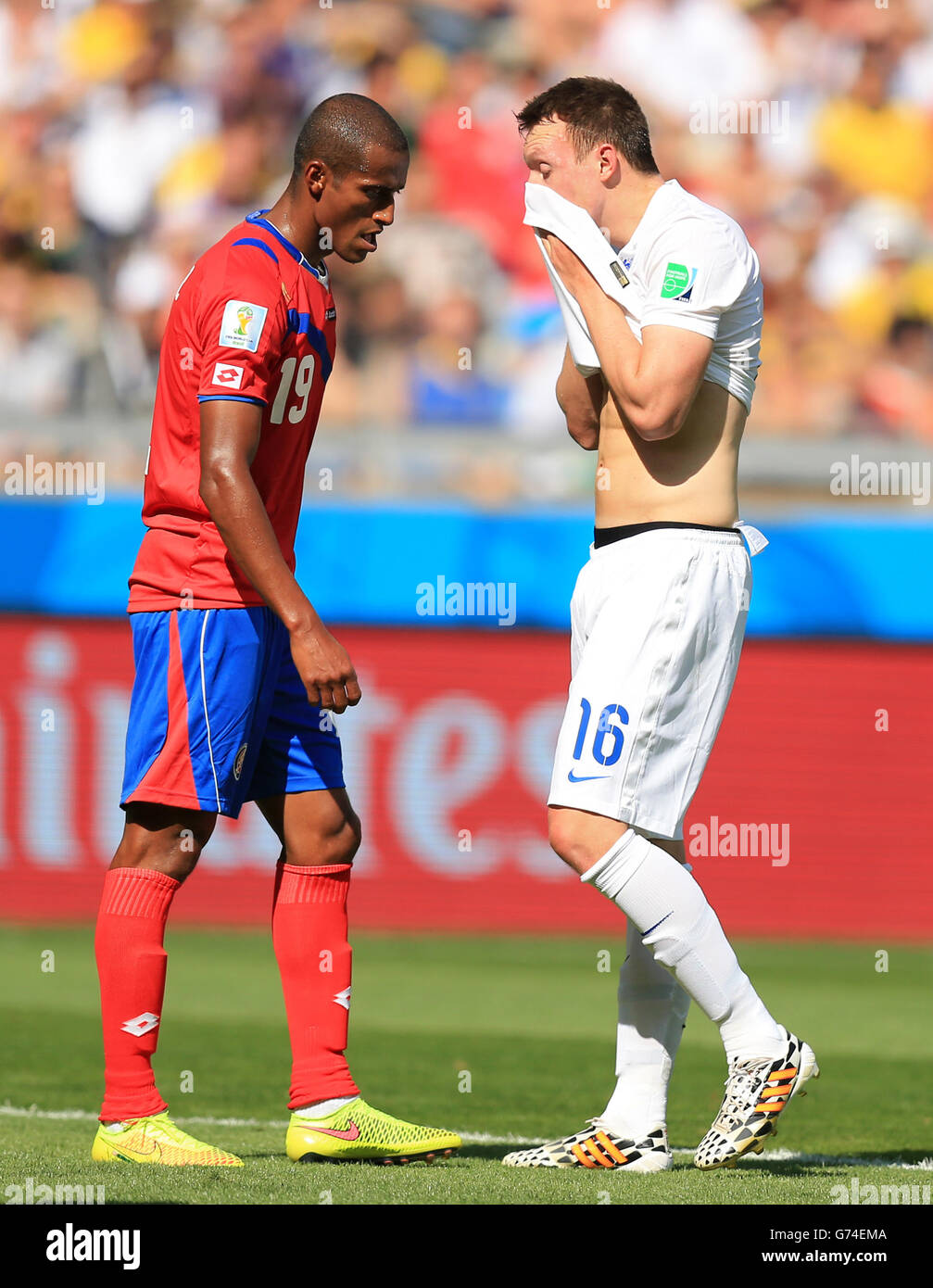 England's Phil Jones (right) and Costa Rica's Roy Miller during the FIFA World Cup, Group D match at the Estadio Mineirao, Belo Horizonte, Brazil. Stock Photo