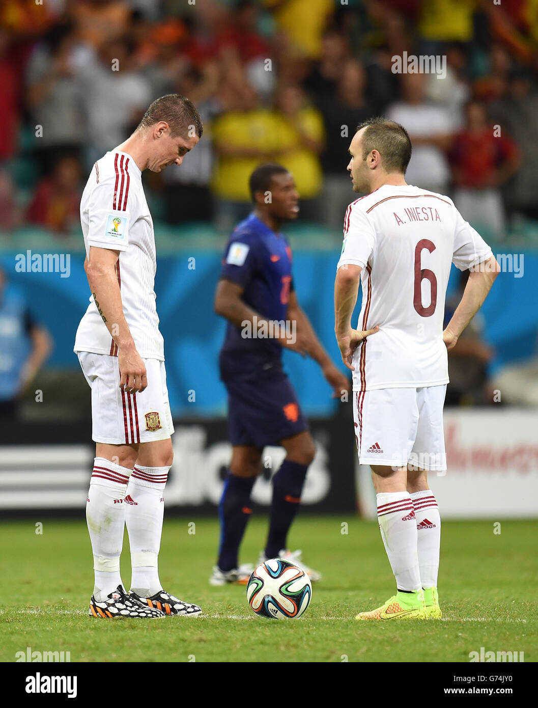 Soccer - FIFA World Cup 2014 - Group B - Spain v Netherlands - Arena Fonte Nova. Spain's Fernando Torres (left) and Andres Iniesta stand dejected after Netherlands score a fifth goal Stock Photo