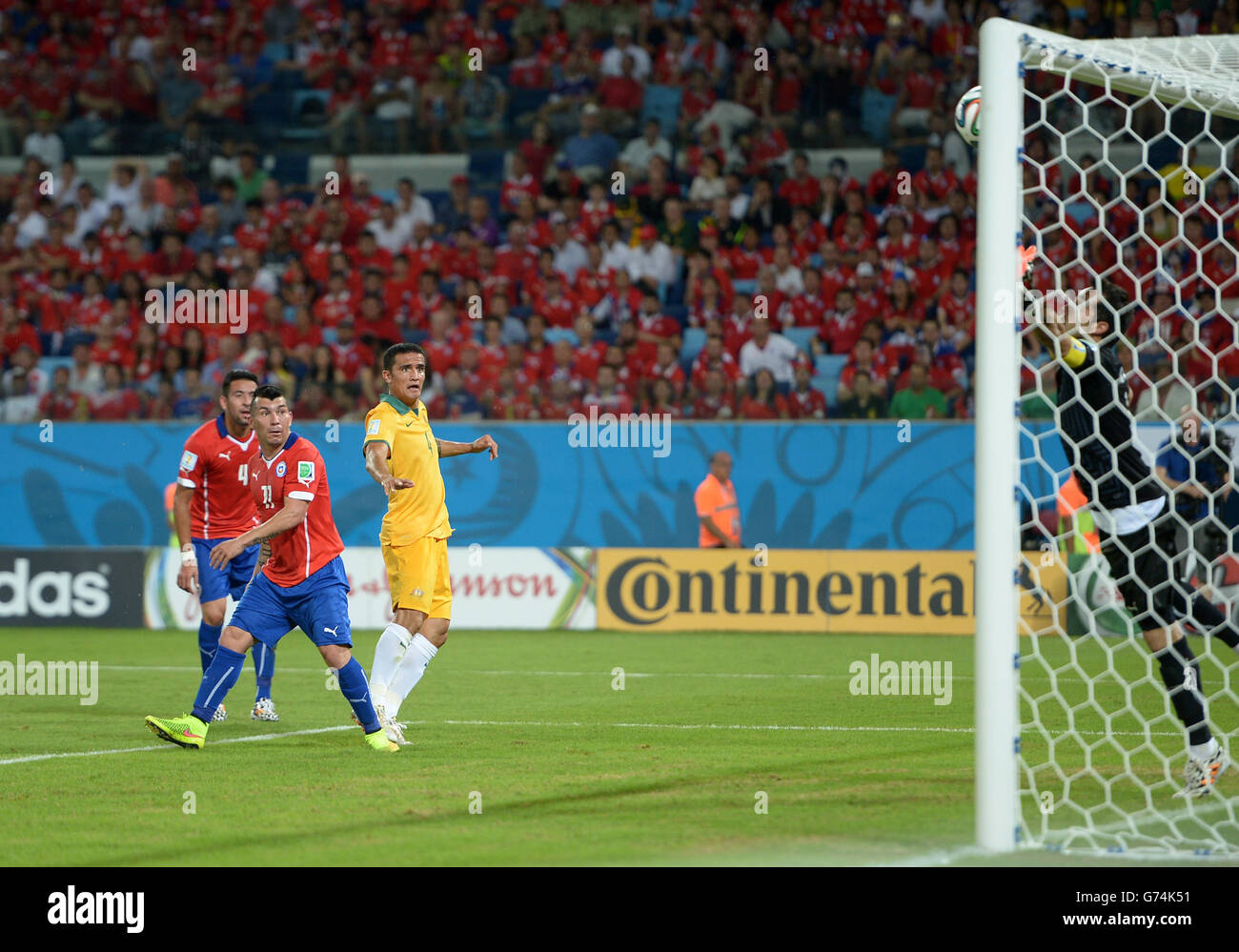 Soccer - FIFA World Cup 2014 - Group B - Chile v Australia - Arena Pantanal. Australia's Tim Cahill (right) scores his side's first goal of the game Stock Photo