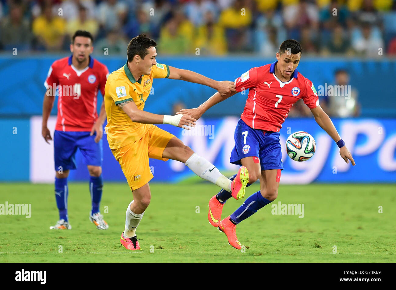 Australia's Jason Davidson (centre) battles for the ball with Chile's Alexis Sanchez Stock Photo
