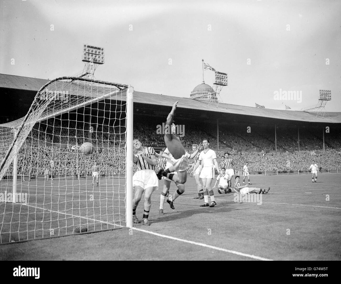 Manchester's consolation goal scored in the last minute by Tommy Taylor (seated on ground, white shirt) from a corner by Duncan Edwards in the FA Cup Final between Manchester United and Aston Villa at the Empire Stadium, Wembley. Villa won 2-1 to notch a record seventh FA Cup Final Win. Stock Photo