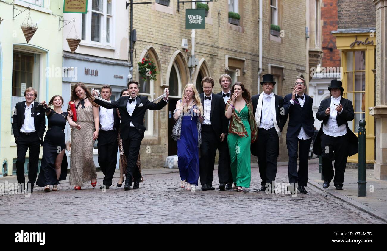 Кембриджский университет гертон. Какую игру придумали студенты кембриджа. Кембриджский университет. Выпускники гарвардского университета президенты. Кембридж студенты.