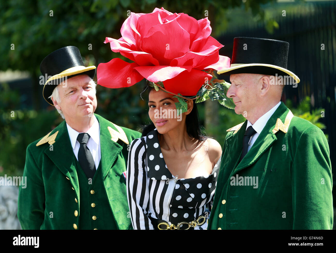 Ladies hat fashions on show at royal ascot hi-res stock photography and ...