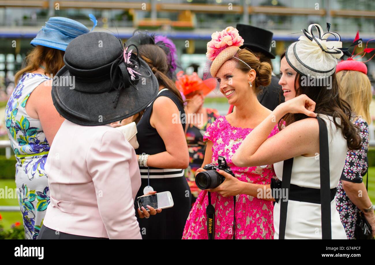 Clothing ascot racing fashion hi-res stock photography and images - Alamy