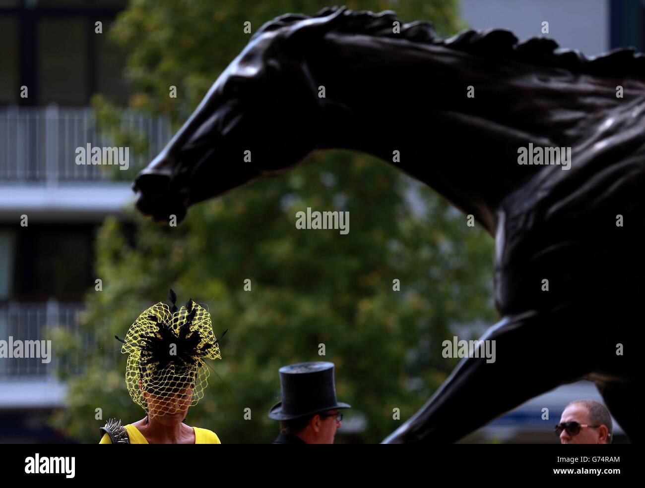 Royal ascot ladies day hat hi-res stock photography and images - Alamy