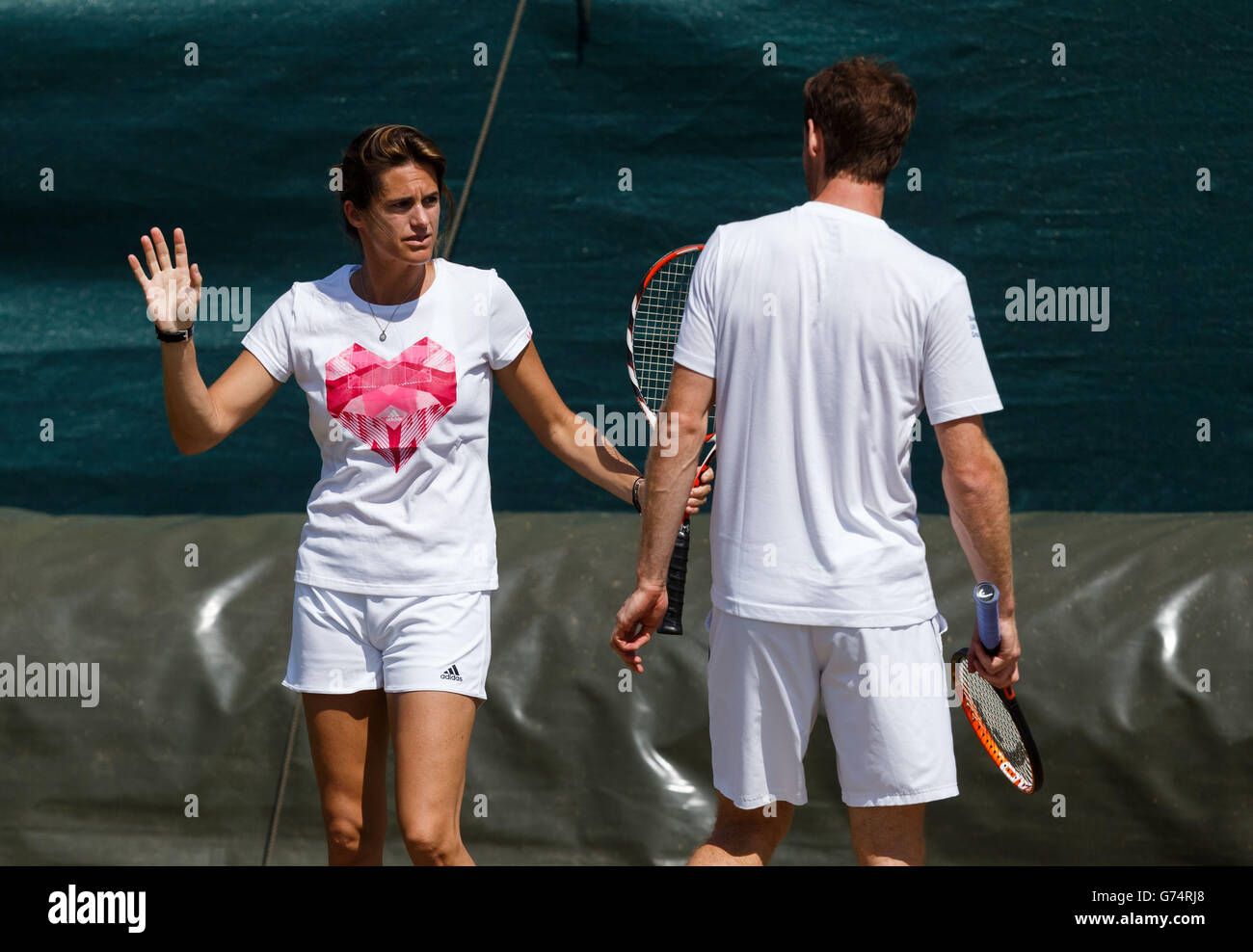Amelie Mauresmo Chats With Andy Murray On The Aorangi Practice Courts amelie-mauresmo-chats-with-andy-murray-on-the-aorangi-practice-courts