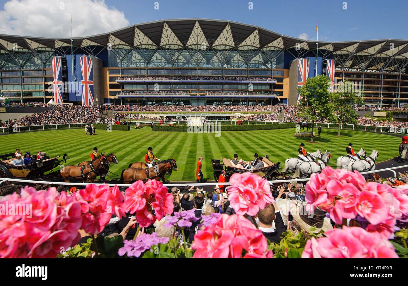 Queen Elizabeth II arrives by carriage for Day Five of the 2014 Royal Ascot Meeting at Ascot Racecourse, Berkshire. Stock Photo