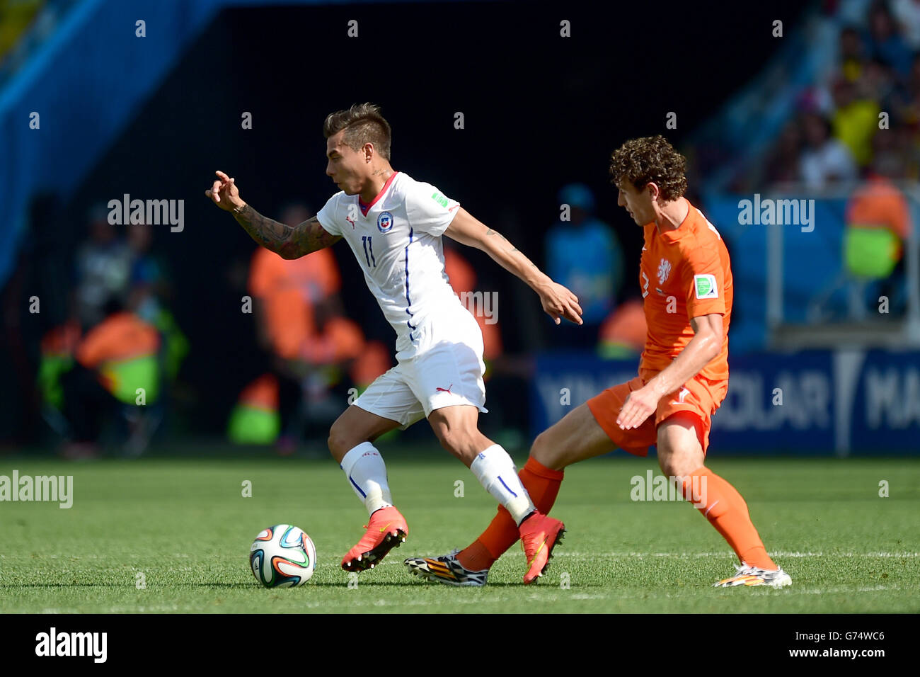 Soccer - FIFA World Cup 2014 - Group B - Netherlands v Chile - Arena Corinthians. Chile's Eduardo Vargas battles for the ball with Netherlands' Daryl Janmaat Stock Photo