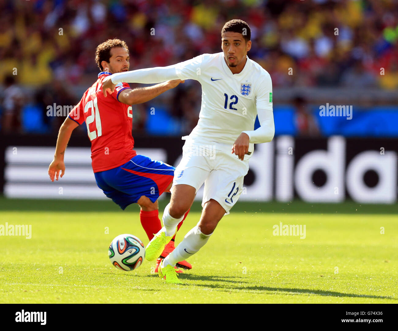 England's Chris Smalling in action during the FIFA World Cup, Group D match at the Estadio Mineirao, Belo Horizonte, Brazil. PRESS ASSOCIATION Photo. Picture date: TuesdayJune 24, 2014. See PA Story SOCCER Costa Rica. Photo credit should read: Mike Egerton/PA Wire. RESTRICTIONS: No commercial use. No use with any unofficial 3rd party logos. No manipulation of images. No video emulation Stock Photo