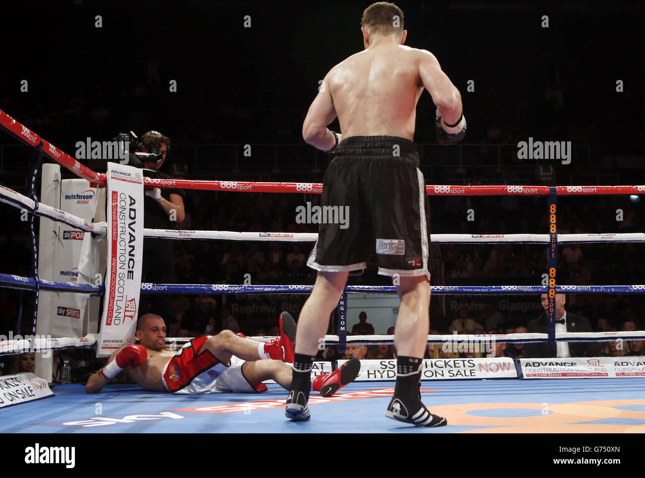Curtis Woodhouse is knocked down by Willie Limond during the Commonwealth (British Empire) light welterweight title and BBBofC British light welterweight title bout at the Braehead Arena, Glasgow. Stock Photo