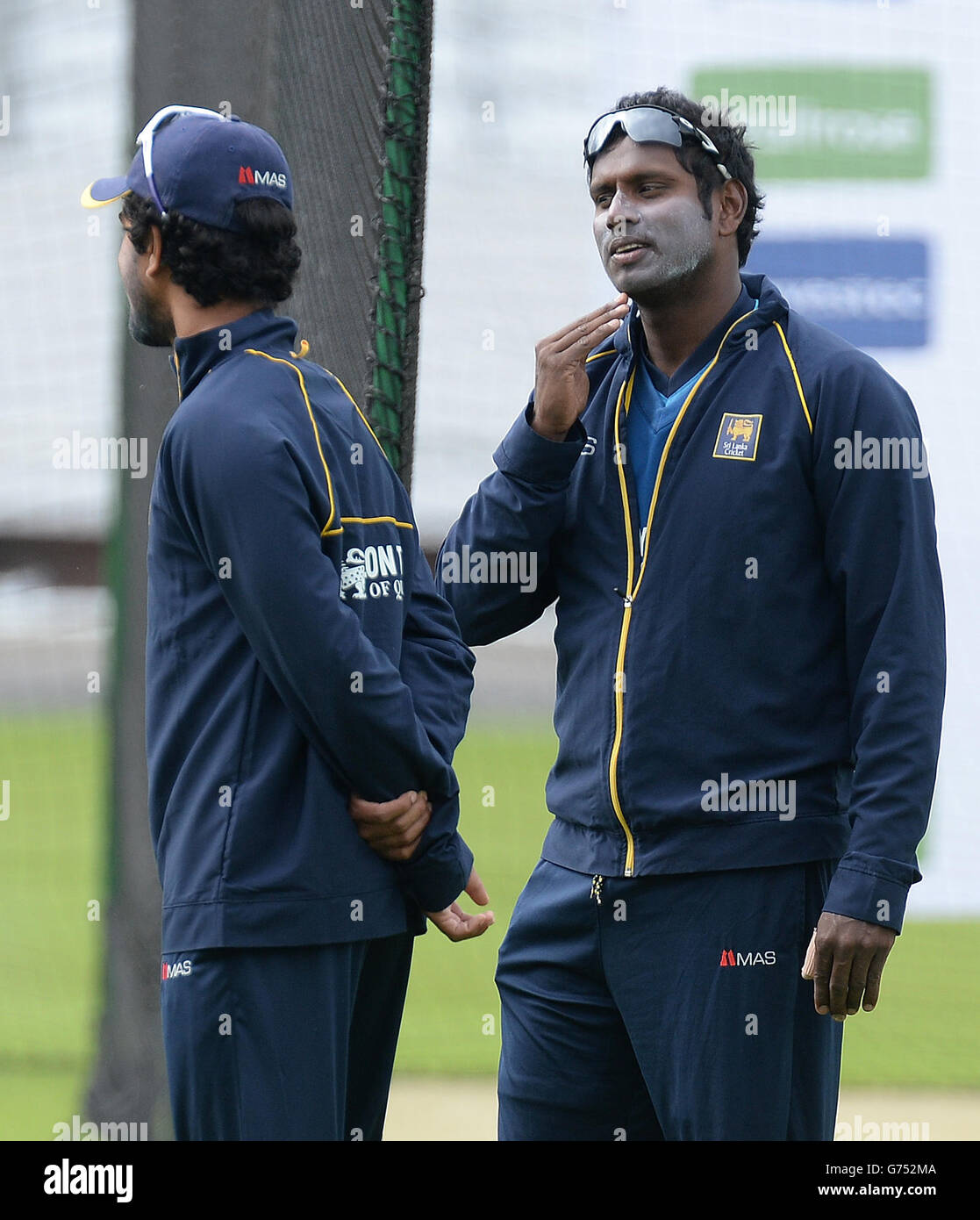 Cricket - Investec Second Test - England v Sri Lanka - England Training Session and Press Conference - Headingley. Sri Lanka's Dinesh Chandimal (left) with Angelo Matthews (right) during a nets session at Headingley, Leeds. Stock Photo