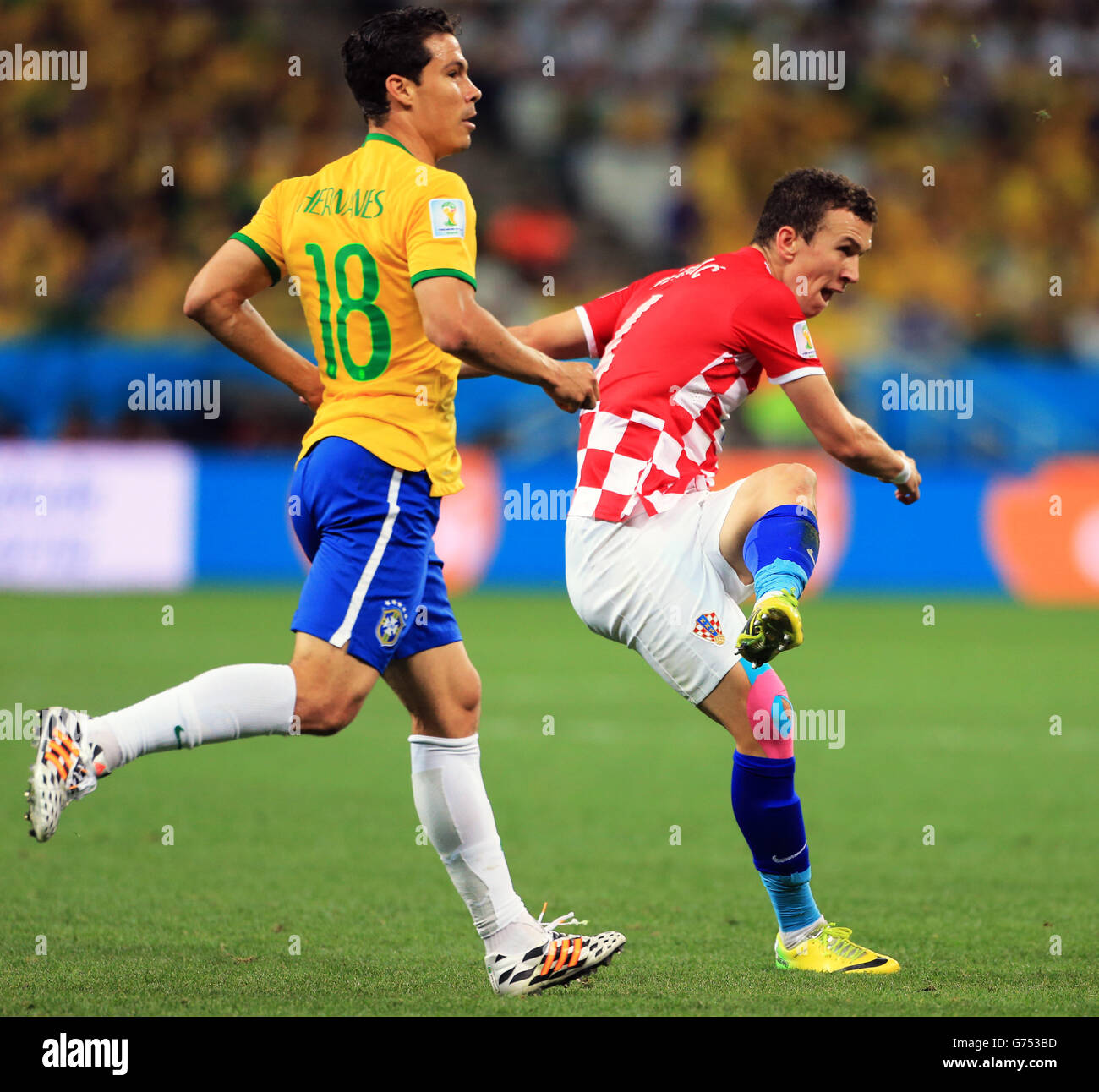 Soccer - FIFA World Cup 2014 - Group A - Brazil v Croatia - Arena Corinthians. Croatia's Ivan Perisic (right) and Brazil's Hernanes Stock Photo