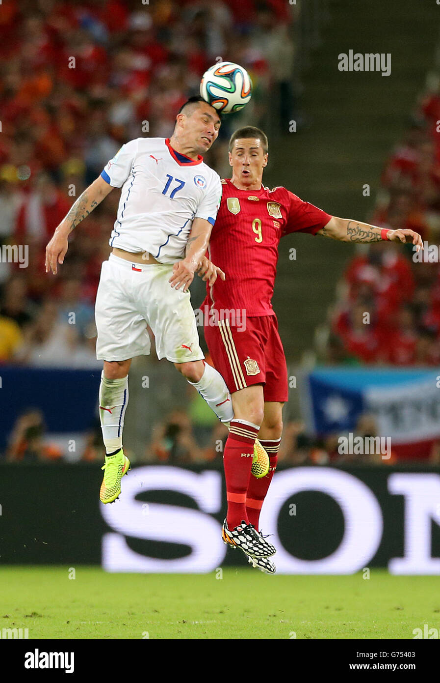 Soccer - FIFA World Cup 2014 - Group B - Spain v Chile - Maracana. Chile's Gary Medel and Spain's Fernando Torres (right) battle for the ball in the air Stock Photo
