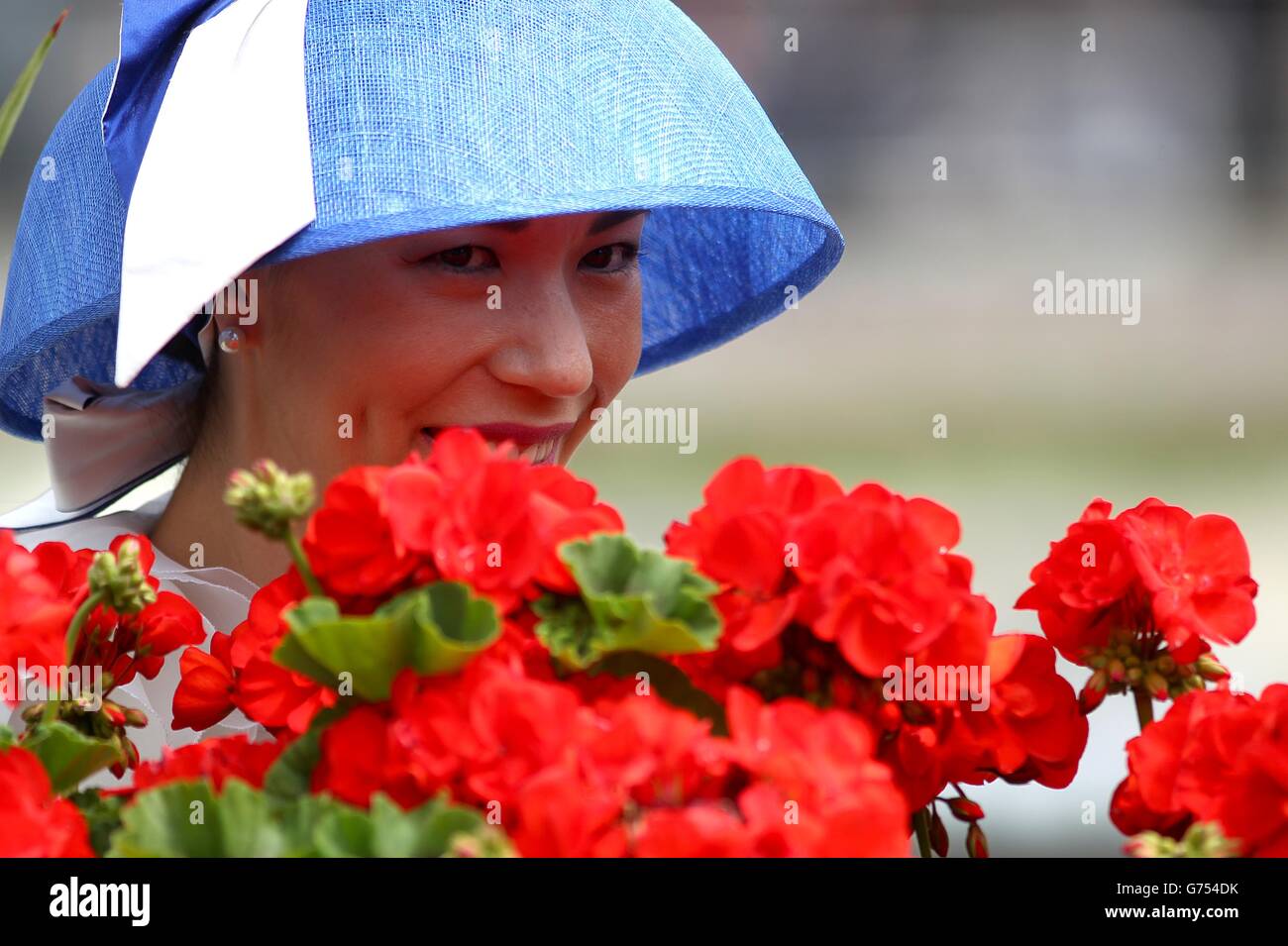 Ladies hat fashions on show at royal ascot hi-res stock photography and ...