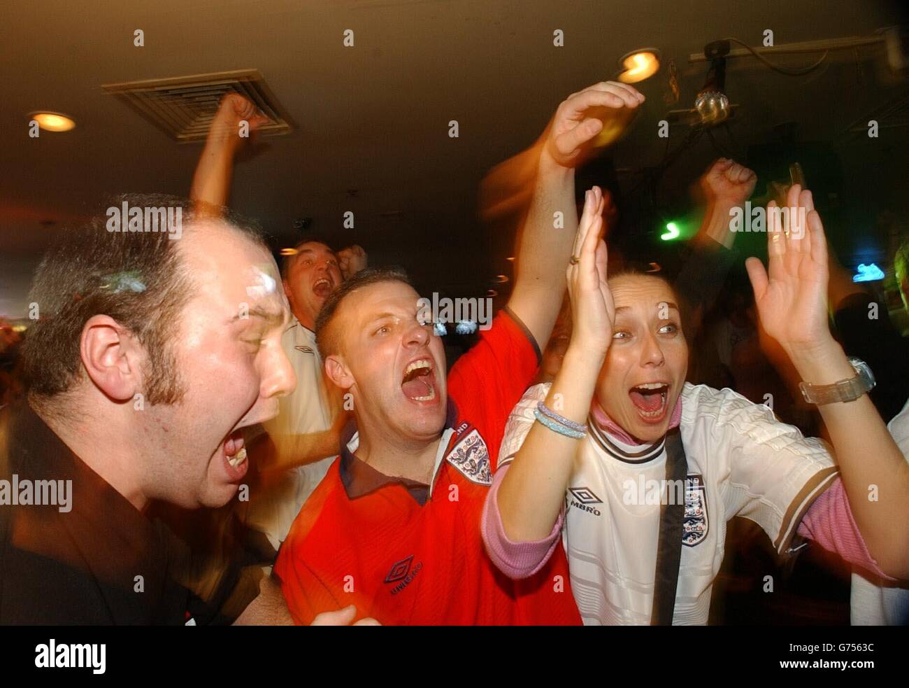 England fans celebrate the final result of 2-2 against Greece, meaning automatic qualification for England in to the 2002 World Cup Finals, at The Sports Cafe, Haymarket, London. eg Stock Photo