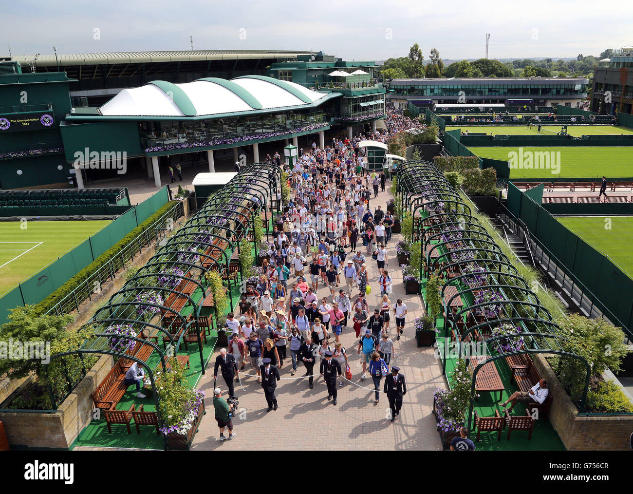 Wimbledon grounds and crowds hi-res stock photography and images - Alamy