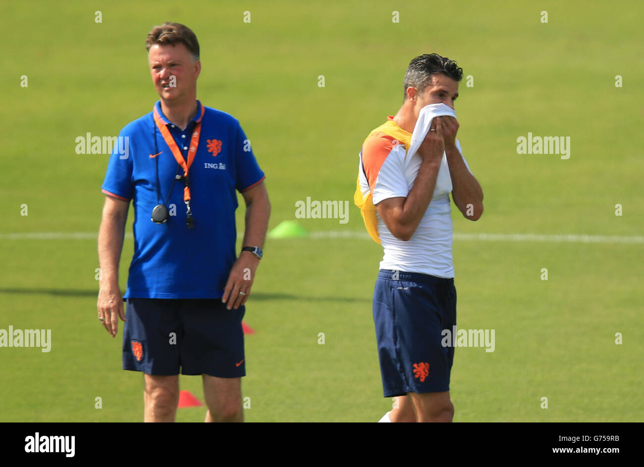 Soccer - FIFA World Cup 2014 - Round of Sixteen - Netherlands v Mexico - Netherlands Training Session - Estadio Jose Bastos P.... Manager Louis van Gaal talks with Robin van Persie during a training session at the Estadio Jose Bastos Padilha, Rio de Janeiro, Brazil. Stock Photo
