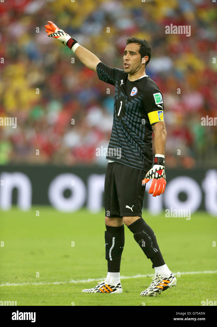 Soccer - FIFA World Cup 2014 - Group B - Spain v Chile - Maracana. Chile goalkeeper Claudio Bravo Stock Photo