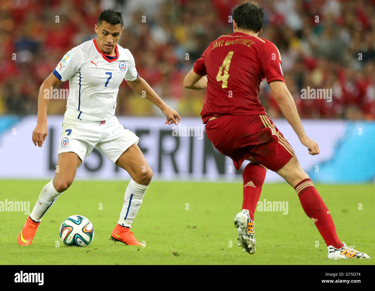 Soccer - FIFA World Cup 2014 - Group B - Spain v Chile - Maracana. Chile's Alexis Sanchez (left) in action with Spain's Javi Martinez Stock Photo