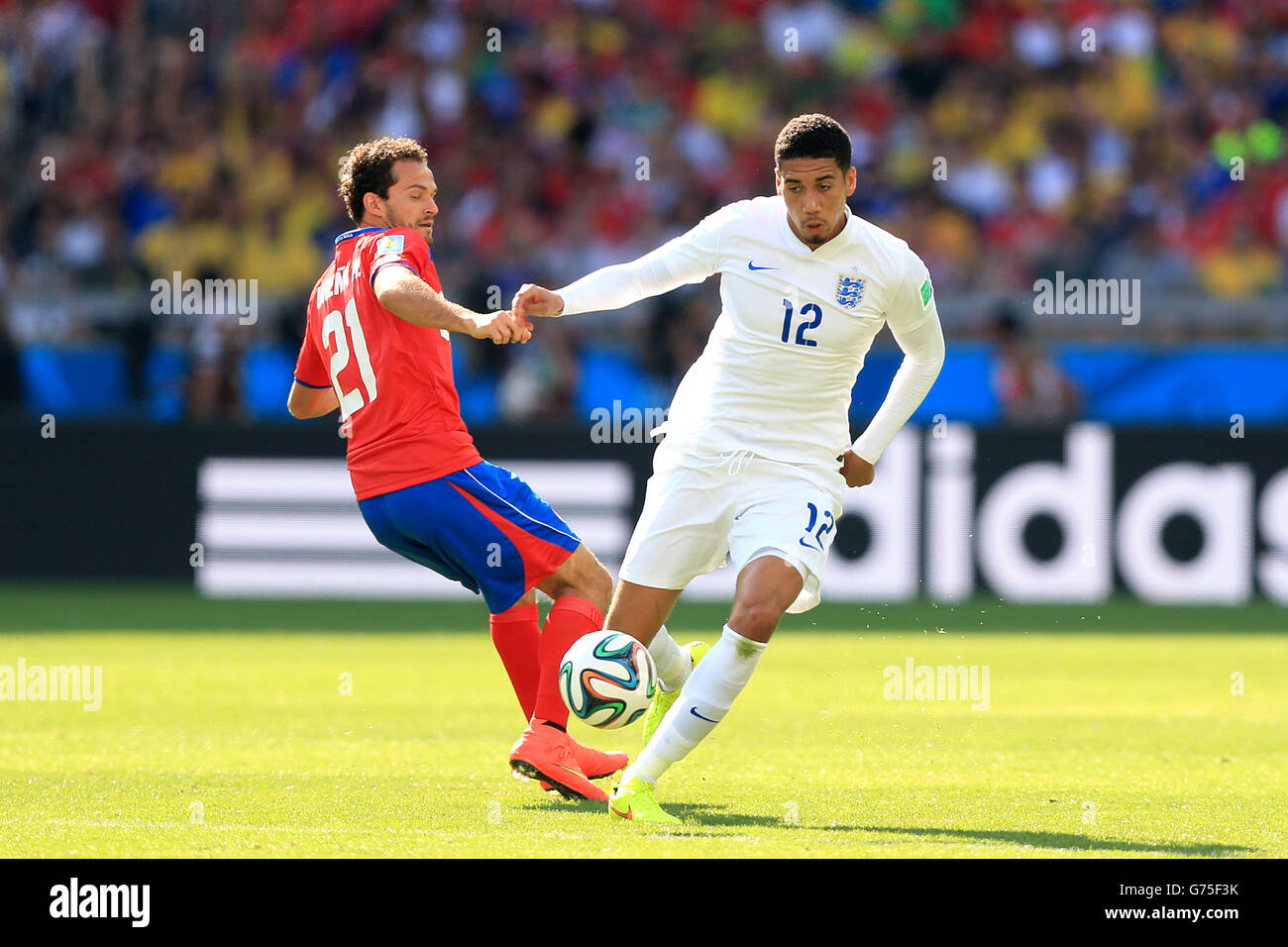 England's Chris Smalling (right) and Costa Rica's Marco Urena battle for the ball during the FIFA World Cup, Group D match at the Estadio Mineirao, Belo Horizonte, Brazil. Stock Photo