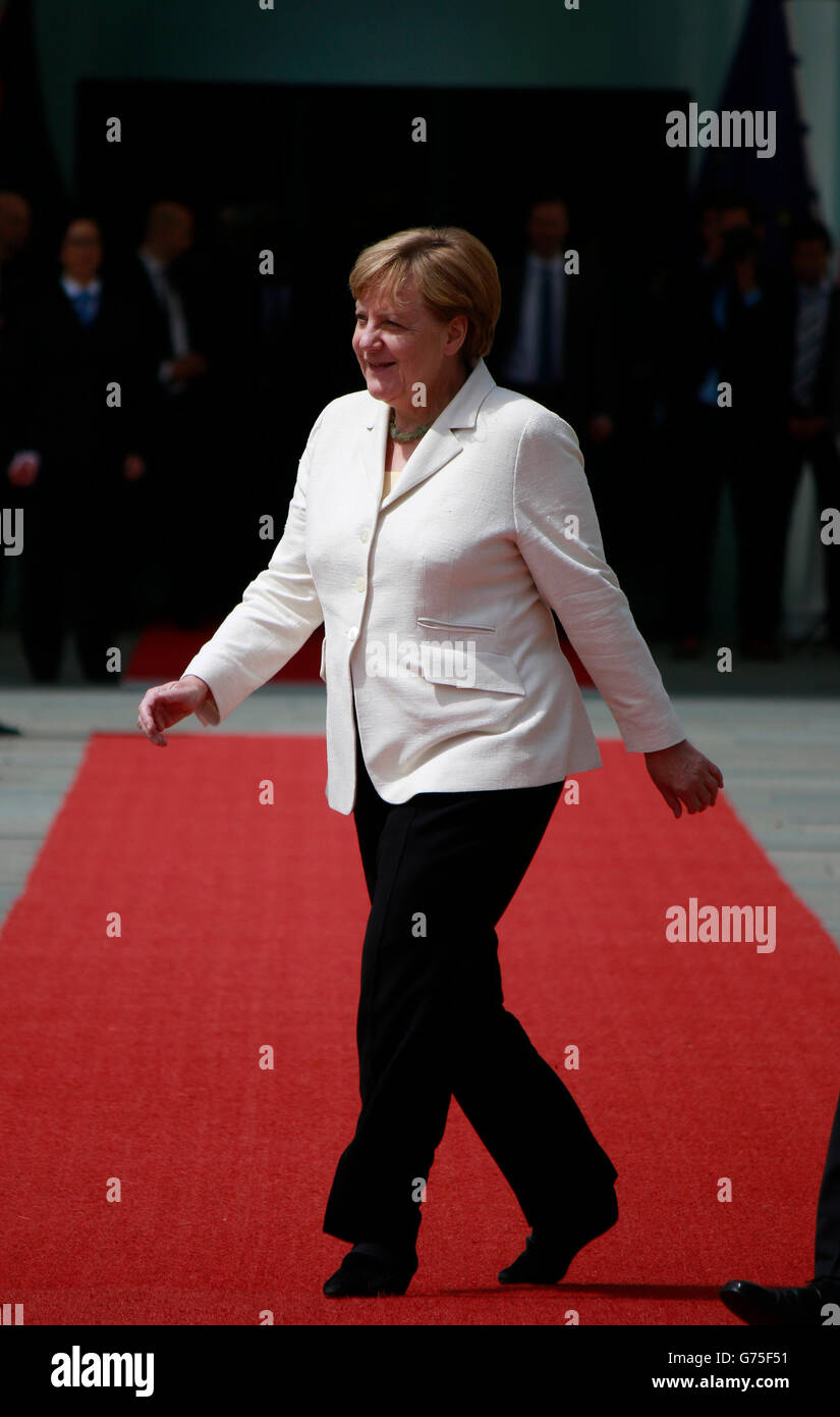 BKin Angela Merkel u.a. - Empfang mit militaerischen Ehren, Deutsch-polnische Regierungskonsultationen, Bundeskanzleramt, Berlin Stock Photo