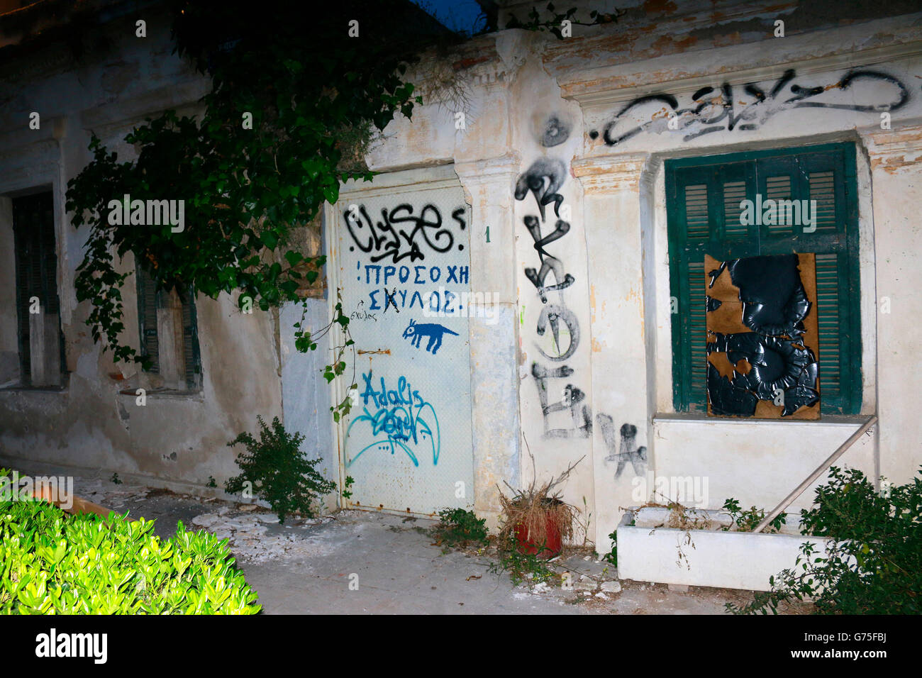 vandalisiertes und aufgegebenes Gebaeude direkt an der Akropolis - Impressionen, Wirtschaftskrise Griechenland, 5. April 2016, A Stock Photo