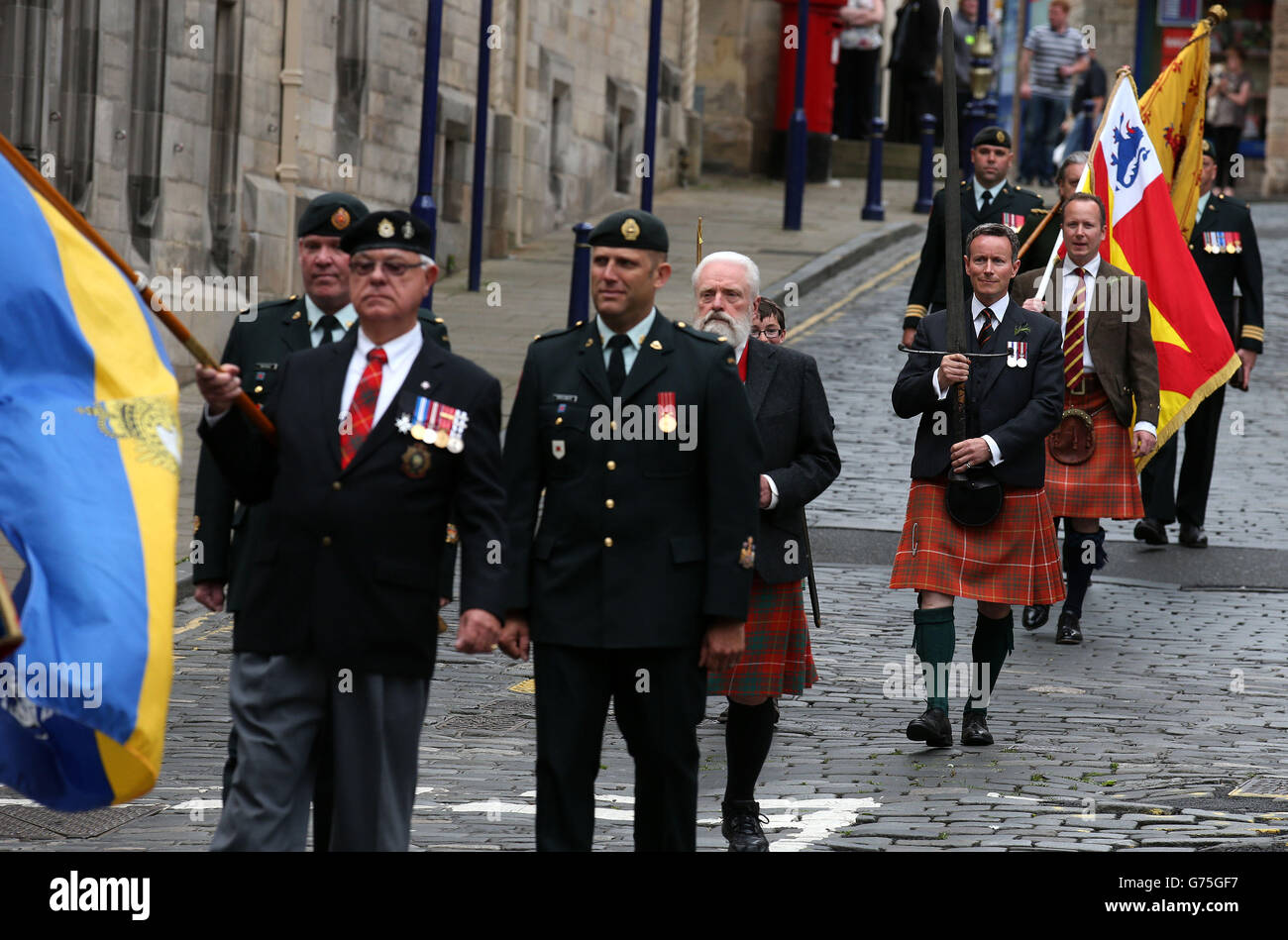 Lord Bruce DL (right), bearing the Sword of King Robert I of Scots arrives for a service to commemorate the victory of King Robert the Bruce at Bannockburn held in the Abbey Church in Dunfermline, Scotland. Stock Photo