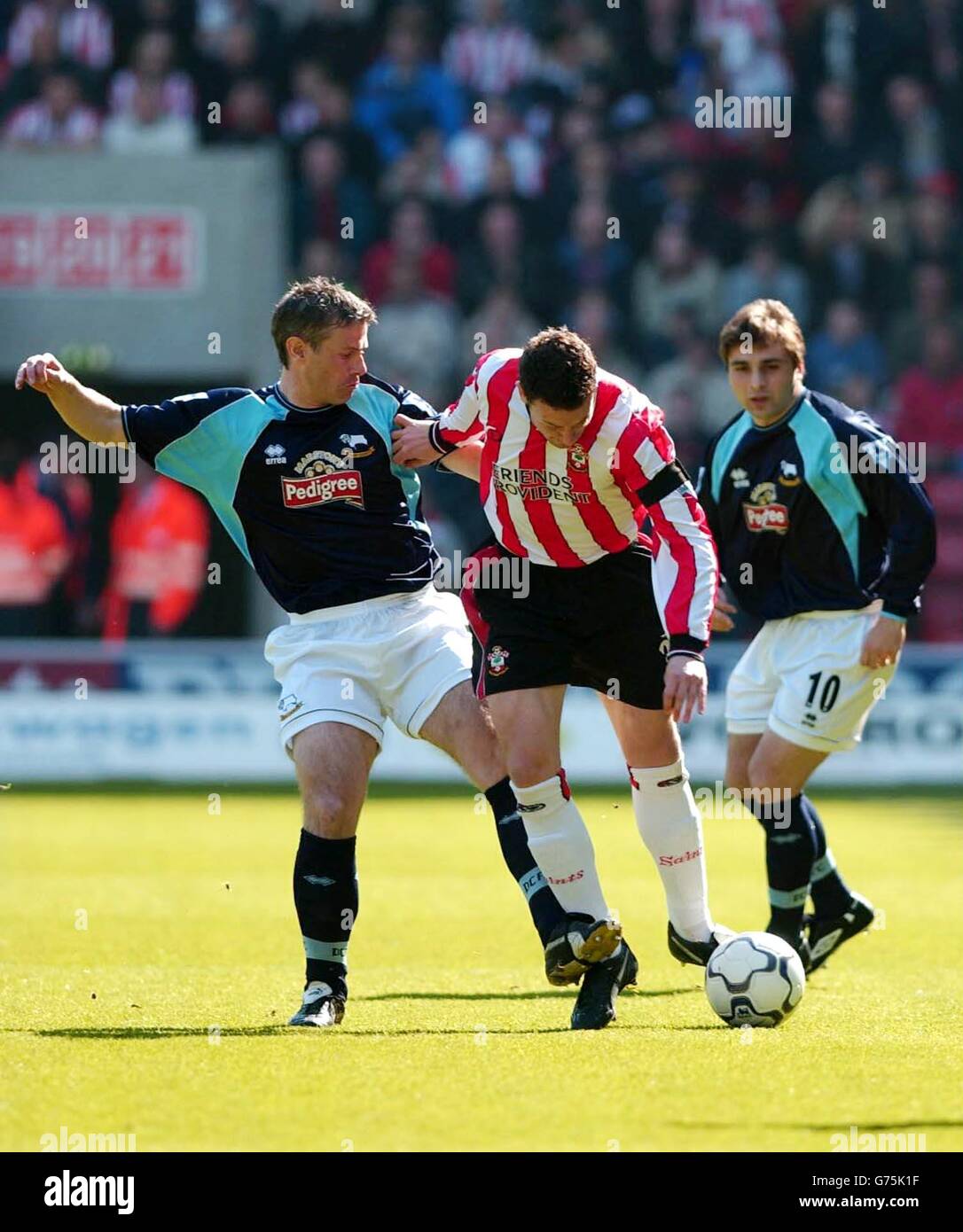 Southampton's Wayne Bridge is sandwiched between Derby County's Robert Lee (L) and Giorgi Kinkladze during their FA Barclaycard Premiership match at Southampton's St Mary's stadium. Stock Photo
