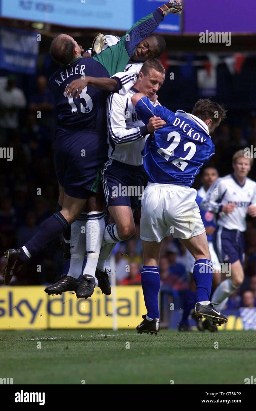 Spurs GK Kasey Keller punches out a shot and is caught up in a scramble on the Spurs goal line with Leicester's Paul Dickov during the FA Barclaycard Premiership game at Filbert Street, Leicester. It is Leicester's last game at Filbert Street. Stock Photo