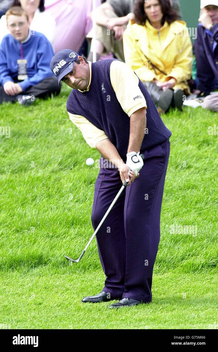 Angel Cabrera chips on to the 12 green on his way to winning the B&H International Open at the Belfry near Sutton Coldfield. Stock Photo