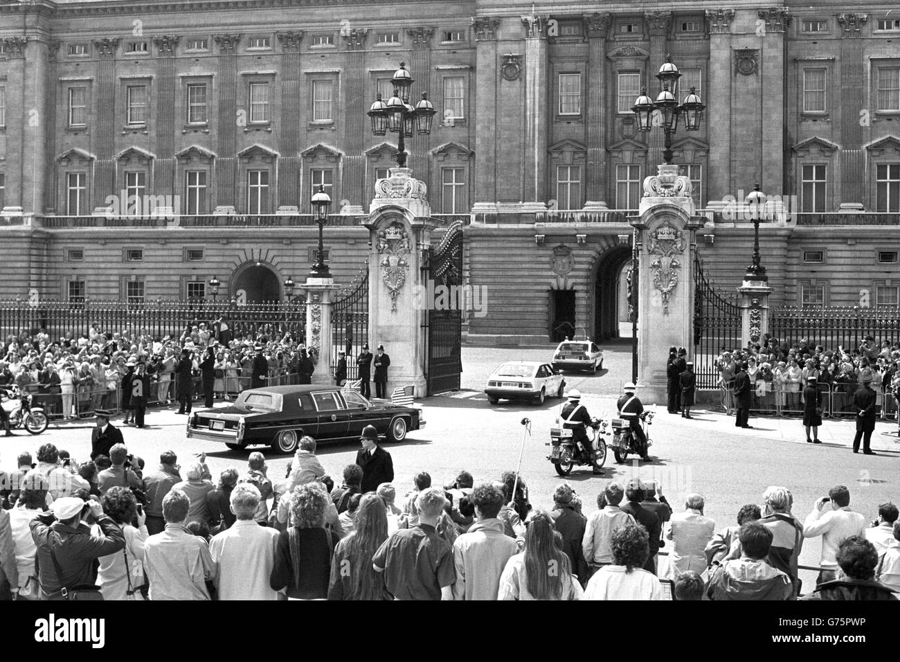 US President Ronald Reagan and his wife Nancy arrive at Buckingham Palace for a private lunch with the Queen and the Duke of Edinburgh. Stock Photo