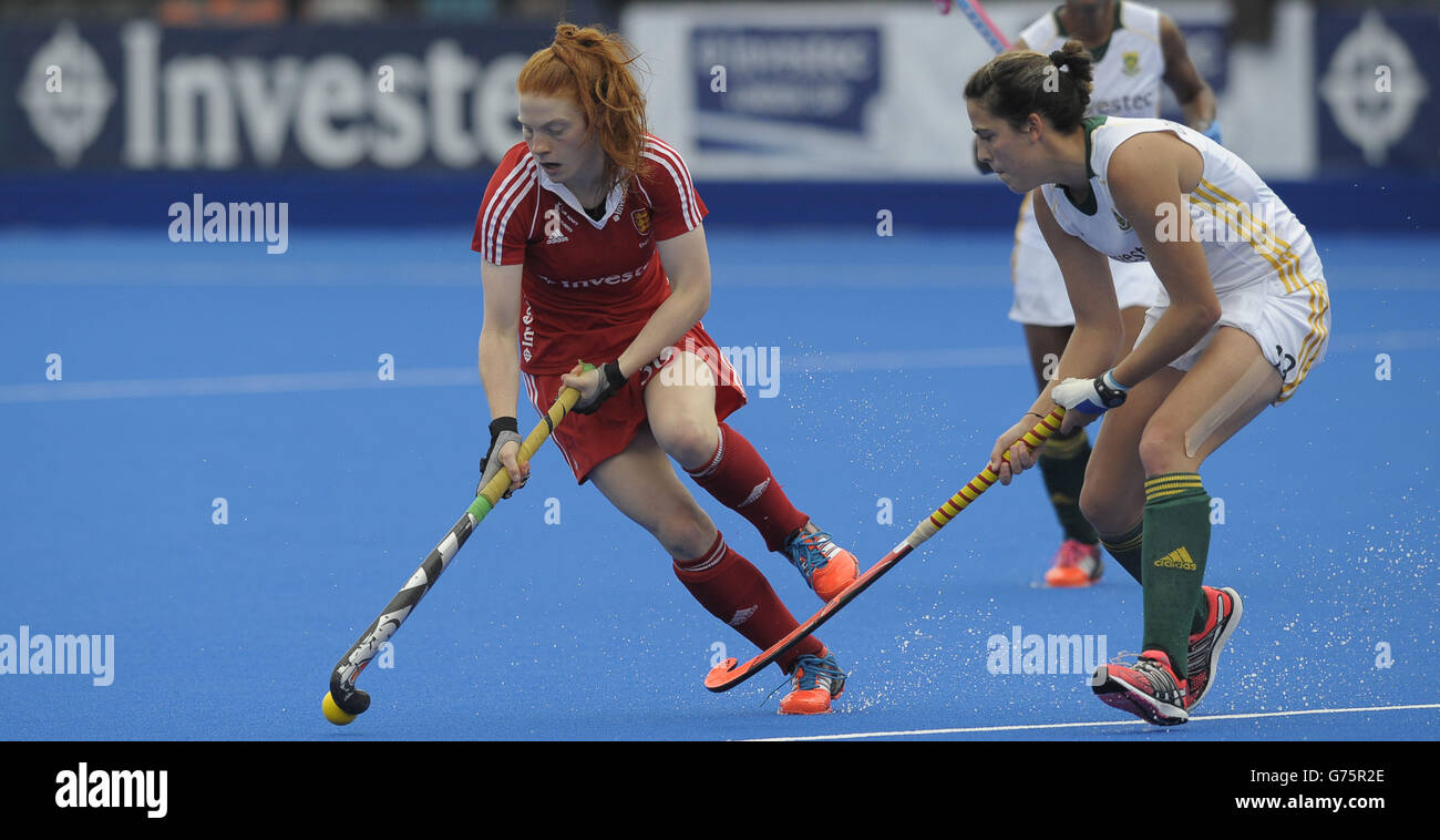 England's Lucy Wood gets away from South Africa's Lisa-Marie Deetlefs during the Investec London Cup match at The Lee Valley Hockey and Tennis Centre, London. Stock Photo