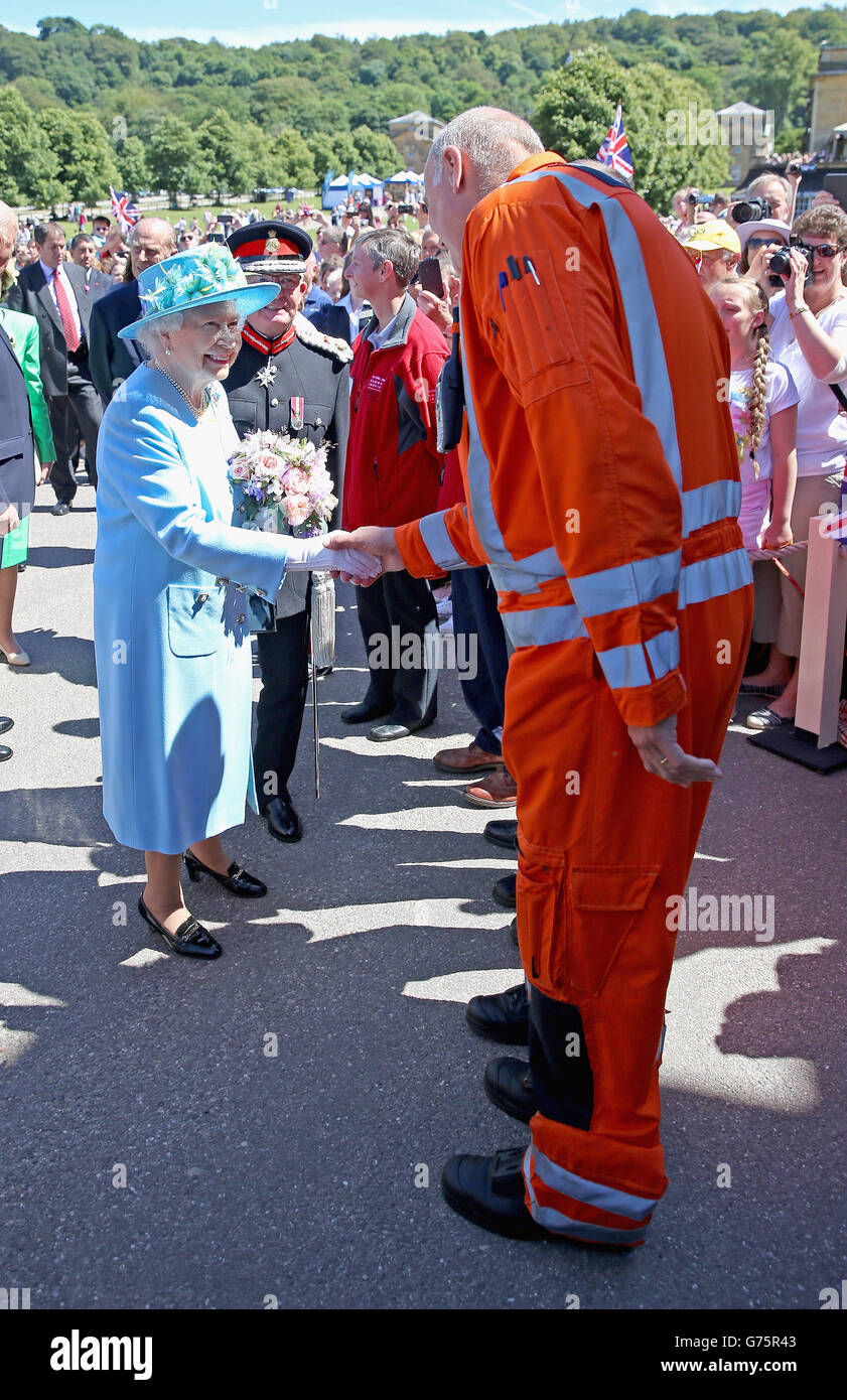 Queen Elizabeth II meets Derbyshire, Leicestershire & Rutland Air Ambulance doctor Simeon Rayner during a visit to Chatsworth House in Derbyshire. Stock Photo