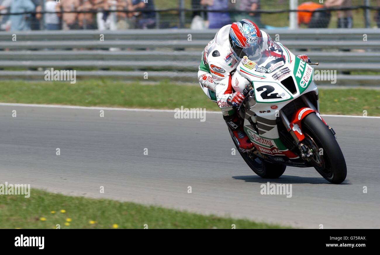 Winner, Colin Edwards (front) of USA in action during the first race in the Superbike World Championship at Brands Hatch circuit, Kent. Stock Photo