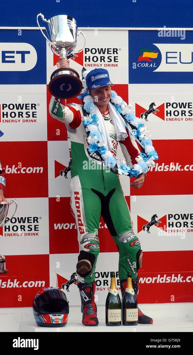 World Super bikes Championship at Brands Hatch, Kent UK. Race 1 and 2 winner Colin Edwards of America holds up the trophy after winning both races on his Honda VTR . Stock Photo