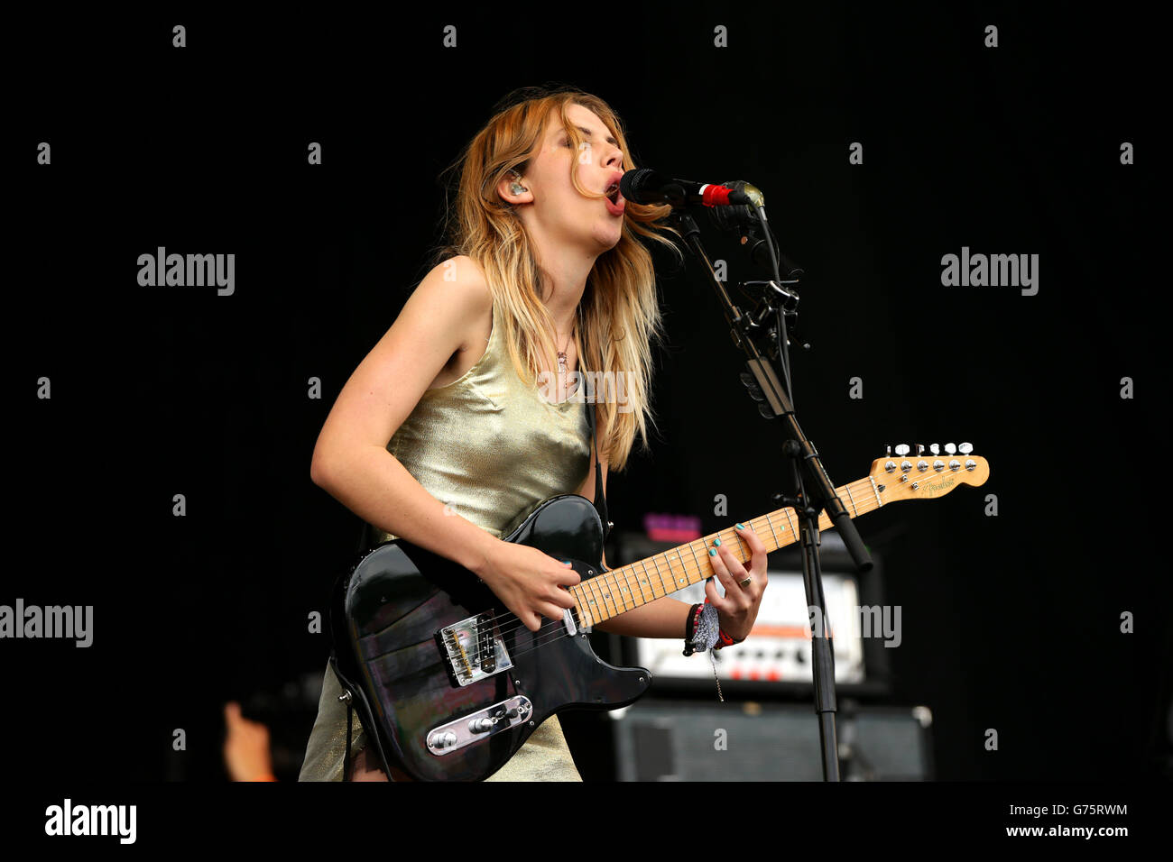 Ellie Rowsell Of Wolf Alice Performing On The Pyramid Stage At The Glastonbury Festival At Worthy Farm In Somerset Stock Photo Alamy
