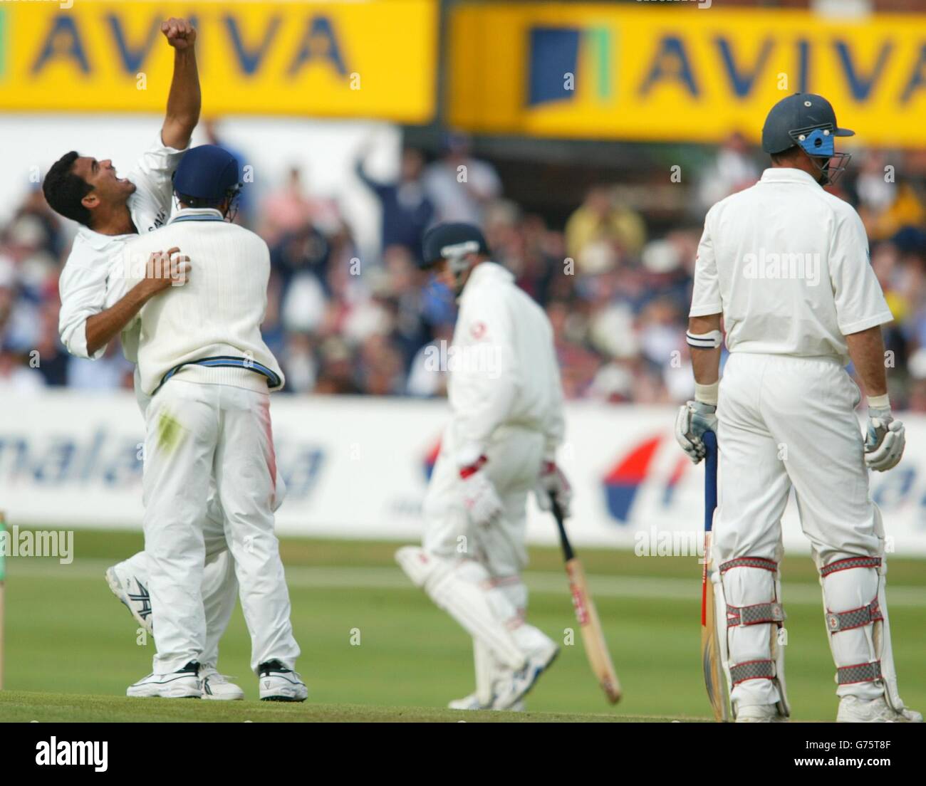 India's Zaheer Khan is congratulated by Varender Sehwag after trapping Nasser Hussain (right) lbw during the third day of the third npower test match between England and India at Headingley in Leeds. Stock Photo