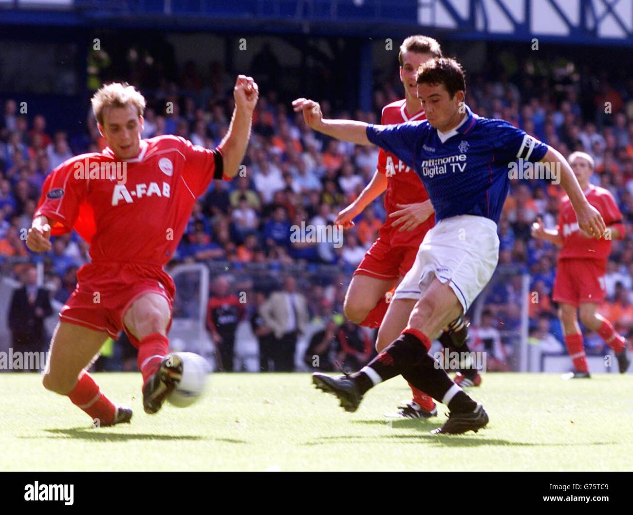 Barry Ferguson of Rangers' (right) shot is blocked by Aberdeen's Russell Anderson (left) during their Bank of Scotland Premier League match at Rangers' Ibrox Stadium in Glasgow, Rangers 2 Aberdeen 0. Stock Photo