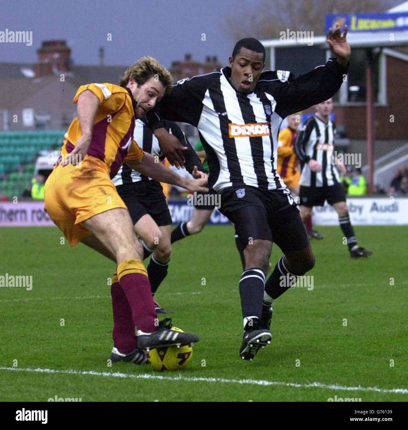 Grimsby's Simon Ford (right) challenges Bradford City's Ashley Ward, during their Nationwide Division One match which Bradford won 0-1at Grimsby's Blundell Park. NO UNOFFICIAL CLUB WEBSITE USE. Stock Photo