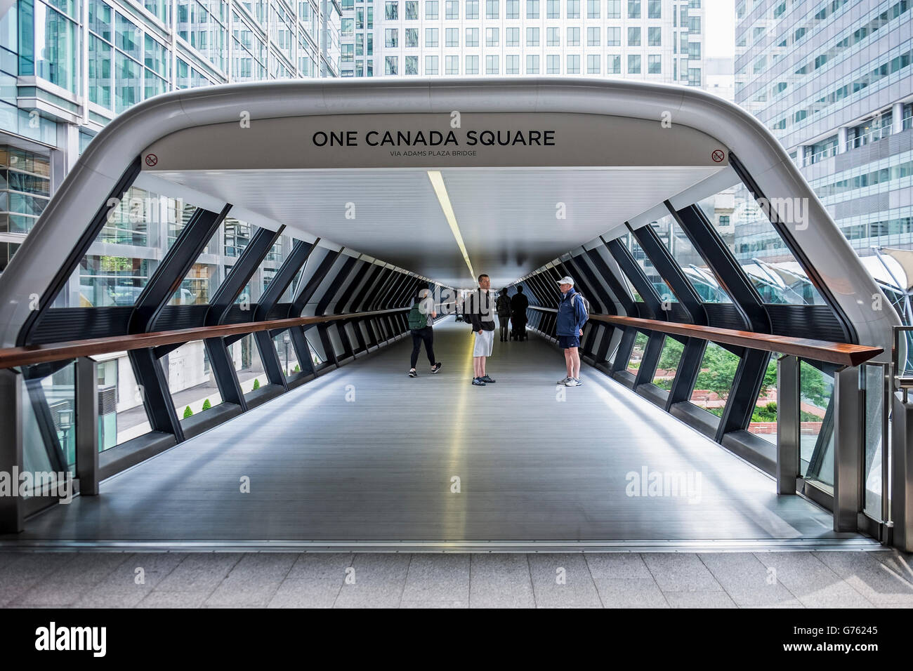 Crossrail Place walkway connects New Crossrail Railway Station Building to One Canada Square, London, Canary Wharf Stock Photo