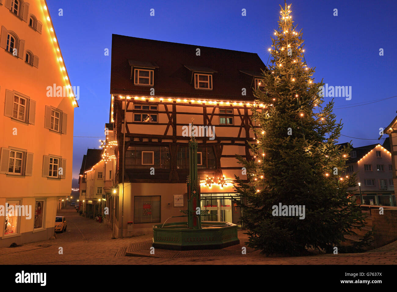 Brunnen, Weihnachtsbeleuchtung, Pfullendorf, Linzgau, Baden-Wuerttemberg, Deutschland Stock Photo