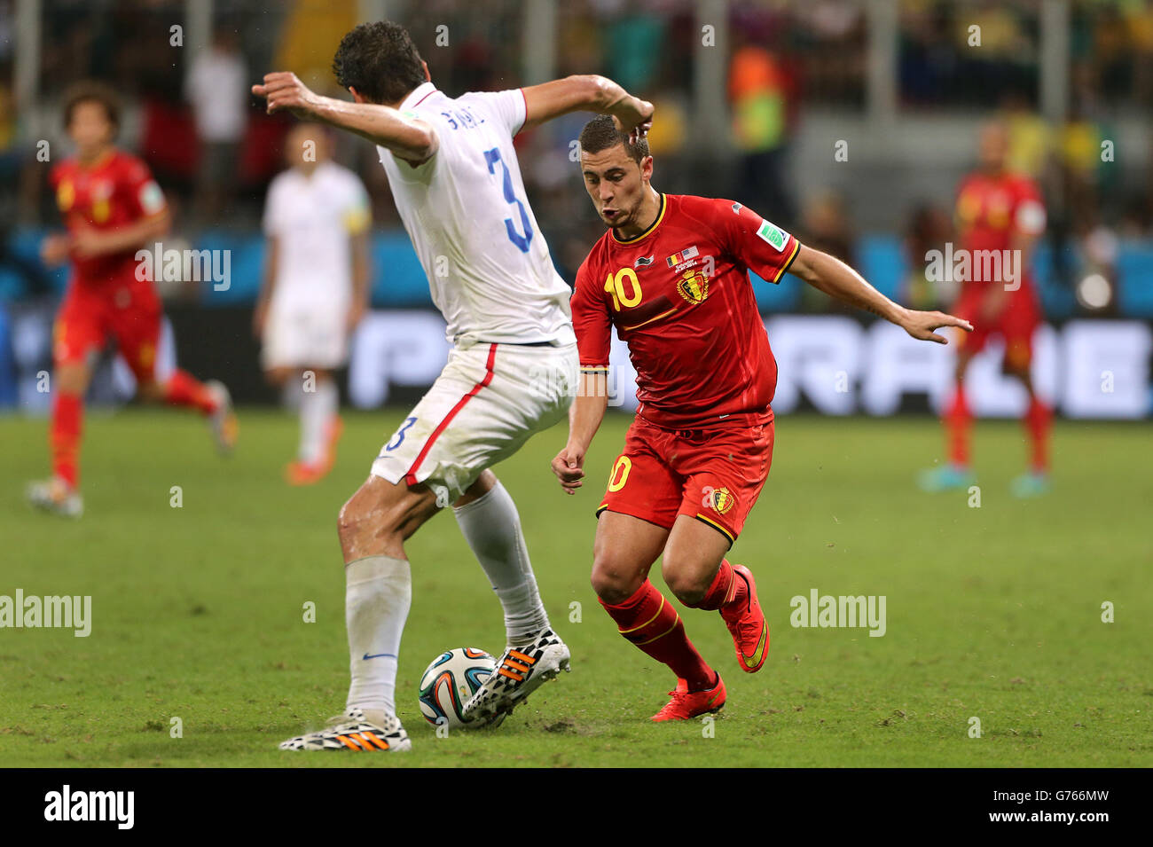 Soccer - FIFA World Cup 2014 - Round of 16 - Belgium v USA - Arena Fonte Nova. USA's Omar Gonzalez and Belgium's Eden Hazard (right) in action Stock Photo