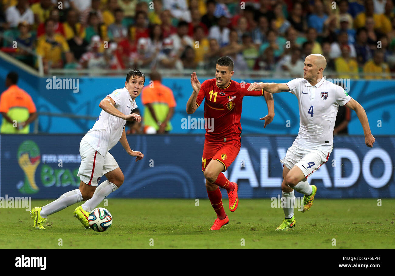 Soccer - FIFA World Cup 2014 - Round of 16 - Belgium v USA - Arena Fonte Nova. Belgium's Kevin Mirallas (centre) battles for the ball with USA's Michael Bradley (right) and Omar Gonzalez Stock Photo