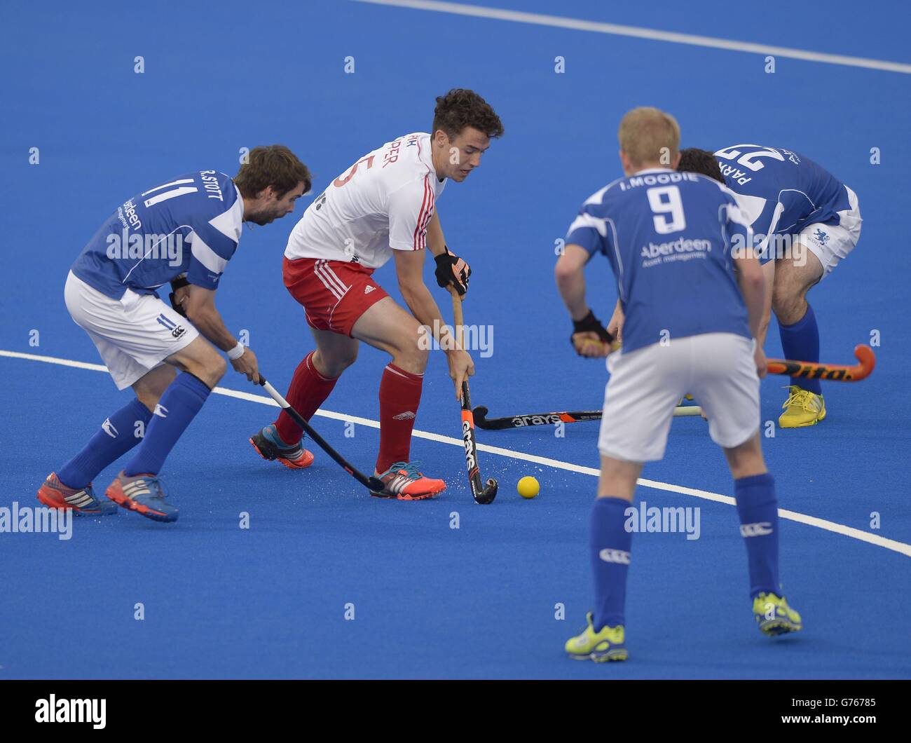 England's Phil Roper takes on the Scottish defence during the London Cup at the Lee Valley Hockey and Tennis Centre, Queen Elizabeth Park, Stratford. Stock Photo