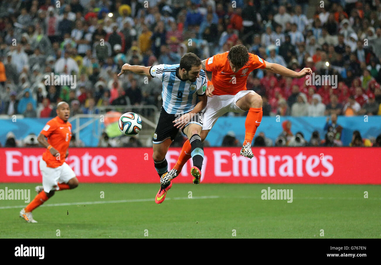 Netherland's Daryl Janmaat (right) blocks a attempted header on goal from Argentina's Gonzalo Higuain (left) Stock Photo