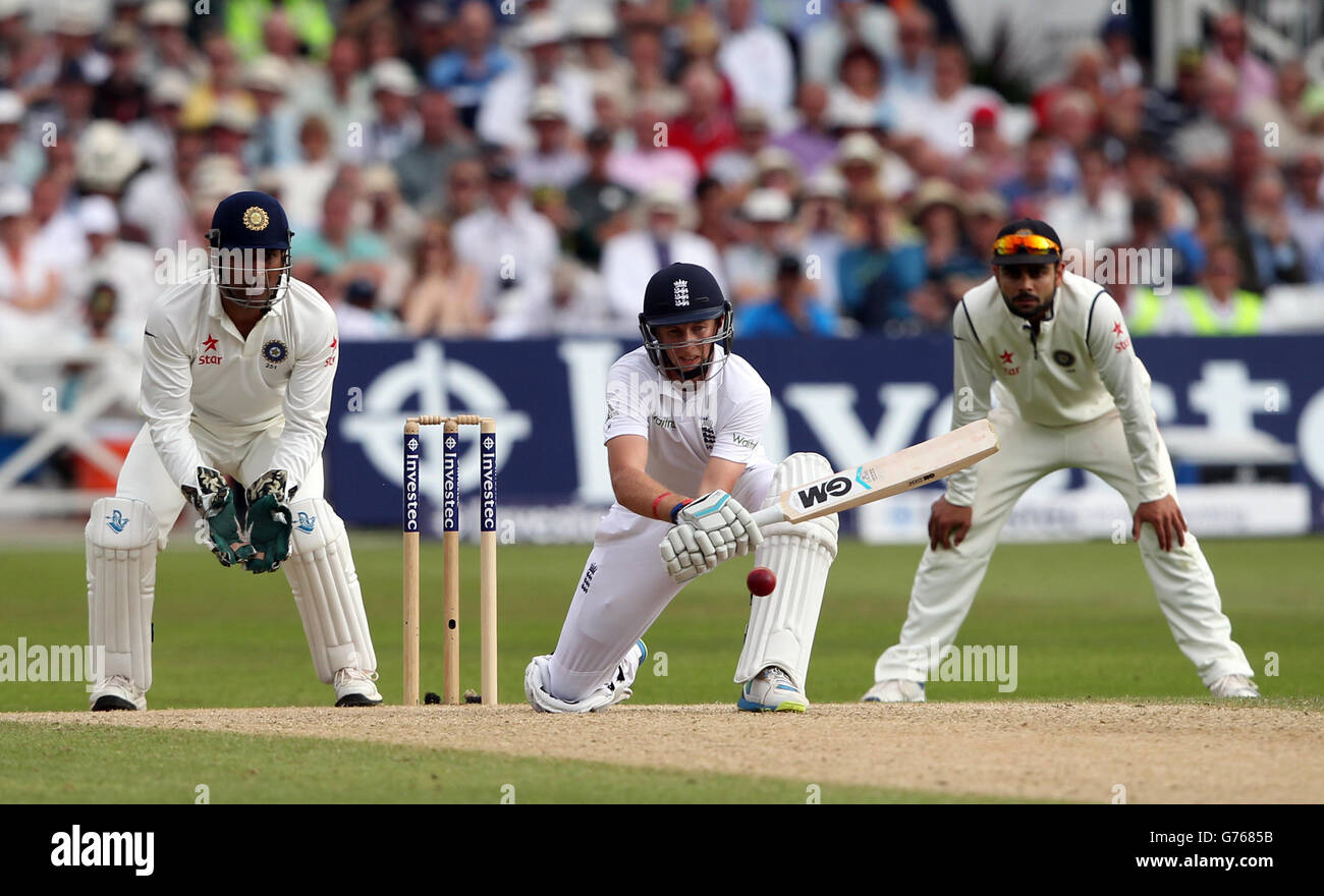 Cricket - Investec Test Series - First Test - England v India - Day Three - Trent Bridge. England's Joe Root hits outs Stock Photo