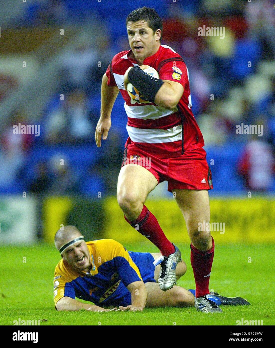 Wigan Warriors Andrew Farrell breaks after a missed tackle by Leeds Rhinos Matt Diskin, during the Tetleys Super League Semi-Final at the JJB Stadium in Wigan. Stock Photo