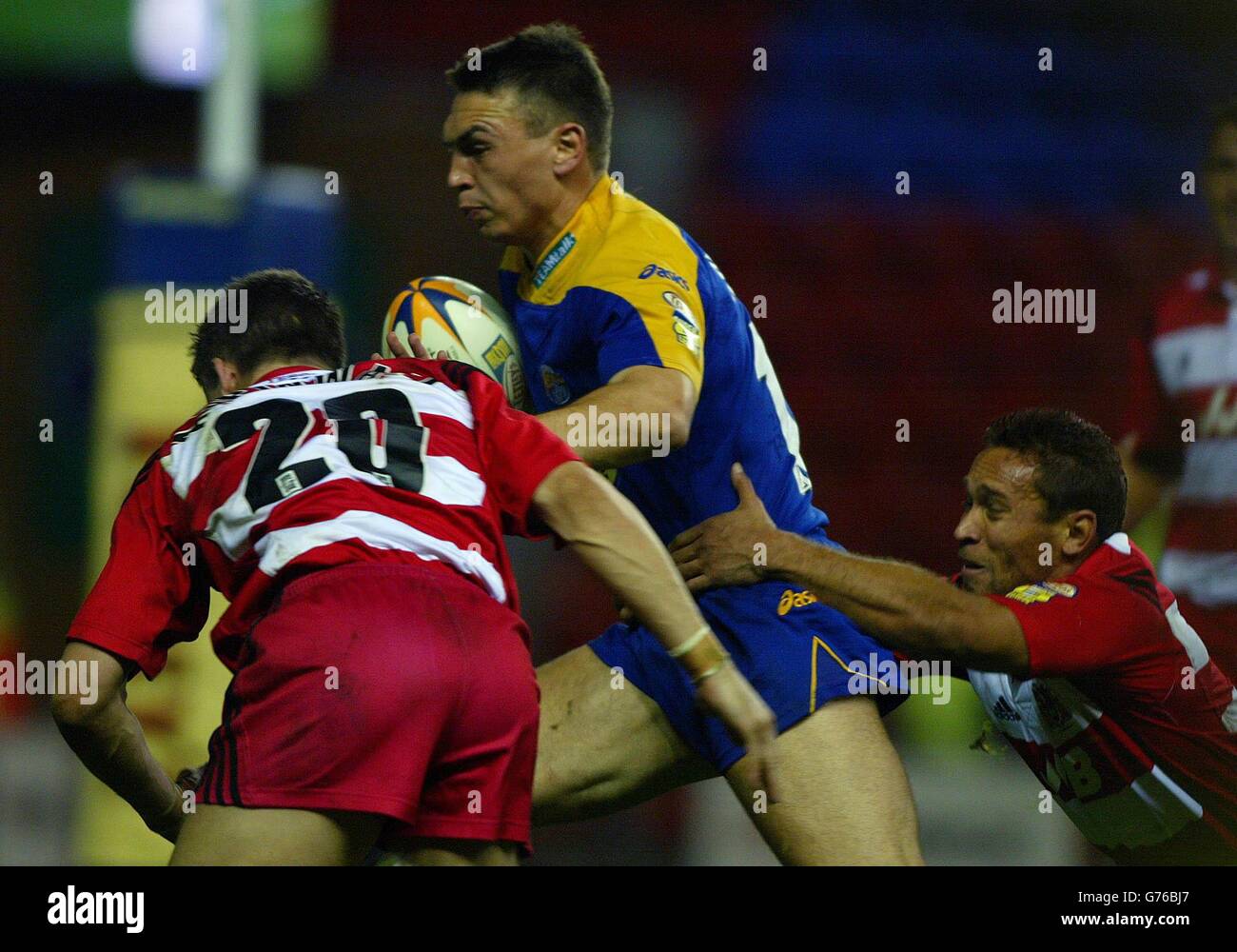 Leeds Rhinos Kevin Sinfield skips past Wigan Warriors Martin Aspinwall (left) and Adrian Lam to score a try, during the Tetleys Super League Semi-Final at the JJB Stadium in Wigan. Stock Photo