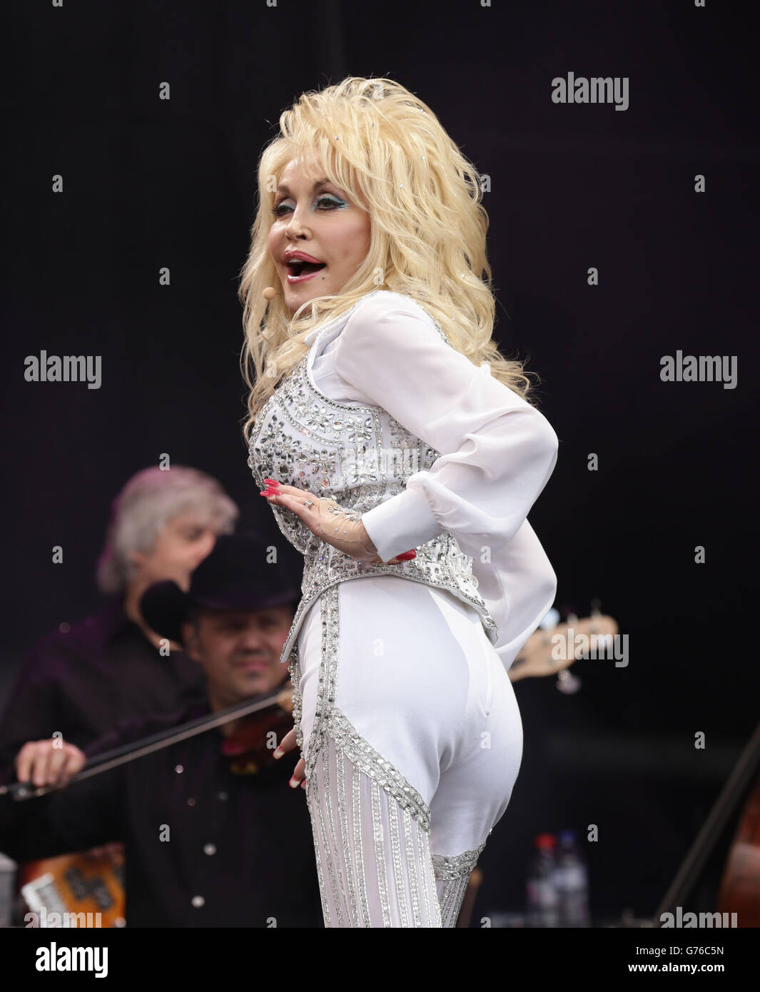 Glastonbury Festival 2014 - Day 3. Dolly Parton performing on the Pyramid Stage at the Glastonbury Festival, at Worthy Farm in Somerset. Stock Photo